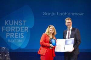Sonja Lachenmayr bei Preisverleihung mit Markus Blume